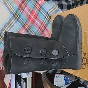 UGG Bailey Button Triplet Boot - size 9 - NIB